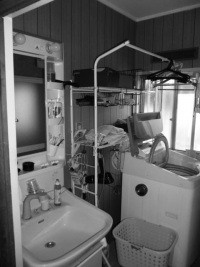 経年的な汚れが目立っていた洗面台。収納も不足していました。