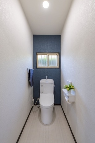 空間を広げ、ゆとりのあるトイレに。濃いカラーをアクセントにし、空間を引き締めました。