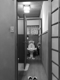 内部で仕切られており、窮屈な印象でした。