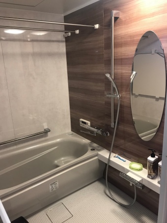 浴室の壁は今１番人気で新色のノルディグレーウッドです！